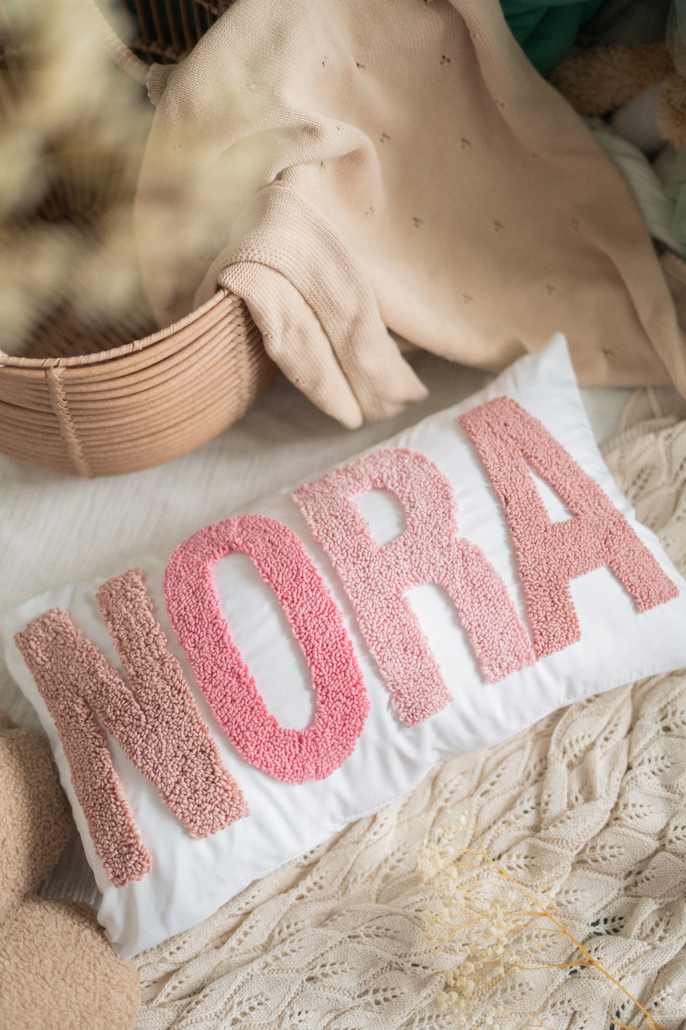 Pehmete tähtedega nimeline padi